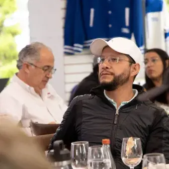 Perfil de hombre viendo la premiación