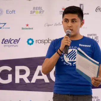 Líder del Mañana, Yovanni, dando un discurso