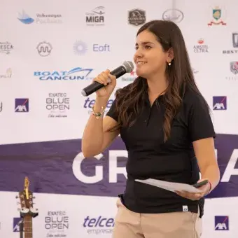 Alexia Lemus, Líder de Relaciones y Desarrollo hablando en el micrófono