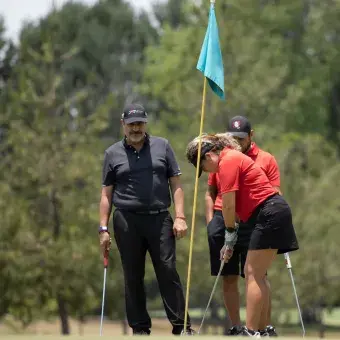 Golfista mujer en el green