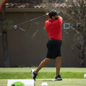 Golfista justo después de realizar un swing 