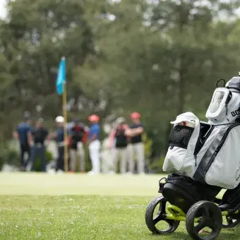 Maleta de equipo con jugadores de fondo