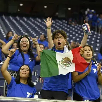 Asisten a clásico estudiantil en Houston (fotogalería)