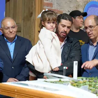 Los invitados dan el recorrido en la exposición