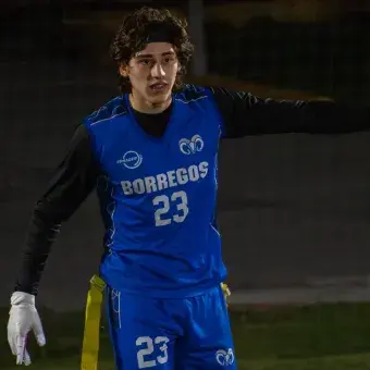 Jugador de tochito ordenando la linea defensiva