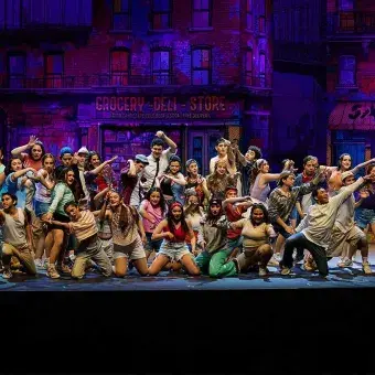 Elenco In The Heights pose final de baile