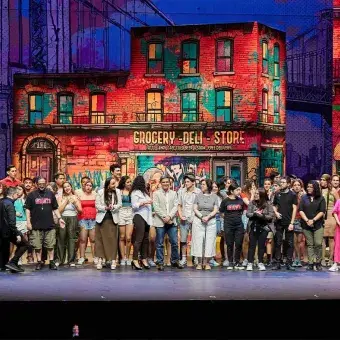 Todo el elenco de bailarines, staff y actores en el escenario como agradecimiento final
