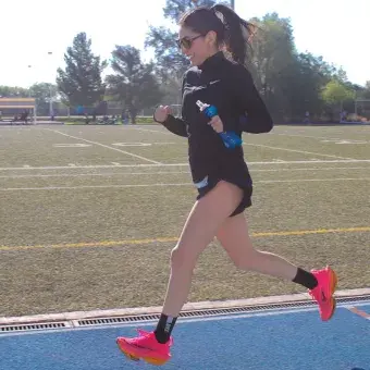 Persona corriendo en la pista