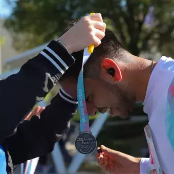 Persona recibiendo su medalla