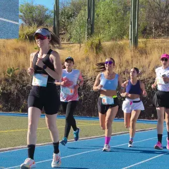 Grupo de personas en la pista para correr