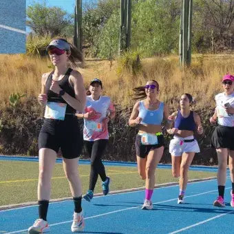 Grupo de personas en la pista para correr