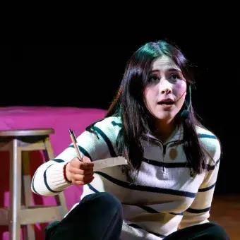 alumna caracterizada como niña para su presentación de monólogo