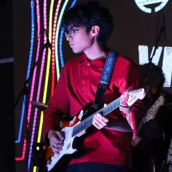 chico tocando el bajo 
