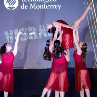 chicas bailando con vestidos rojos