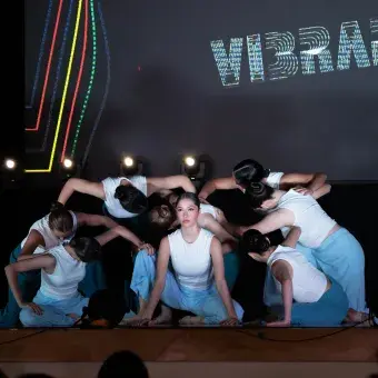 chicas iniciando su coreografía 