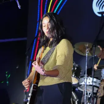 alumna tocando la guitarra eléctrica 