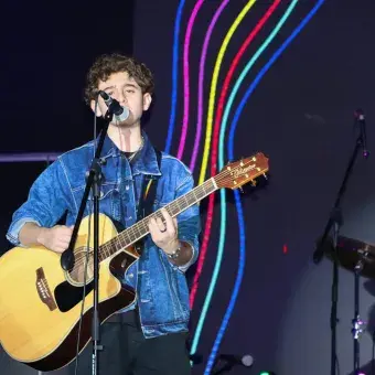 chico tocando la guitarra y cantando 