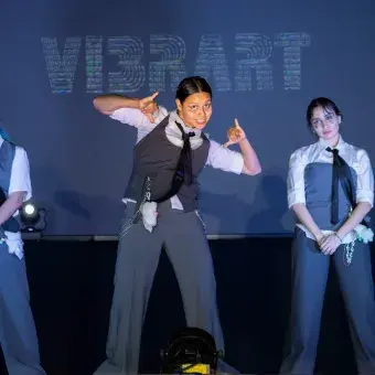 chicas bailando una coreografía de Kpop