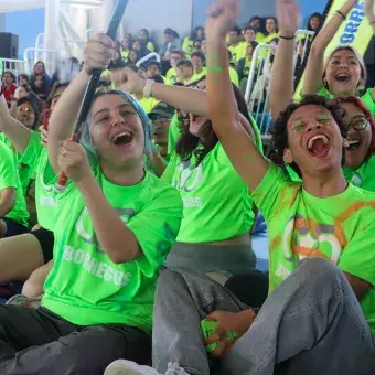 alumnos-de-estudios-creativos-celebrando