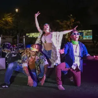 Tres actores haciendo un ejercicio de improvisación.