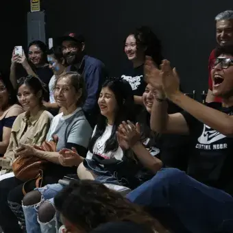 Público aplaudiendo.