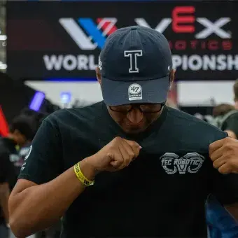 Alumno mirando su playera. 