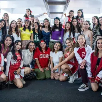 Integrantes del elenco de High School Musical: On Stage posan en camerinos con vestuario completo y caracterización previa a la presentación del musical.