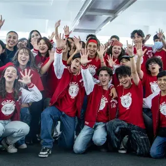 Integrantes del staff y musicos de High School Musical: On Stage posan con entusiasmo dentro de los camerinos, previo a su participación en el musical estudiantil del campus Hidalgo.