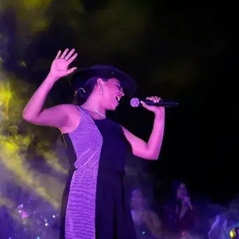 Estudiante cantando con micrófono