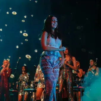 Estudiante en el escenario