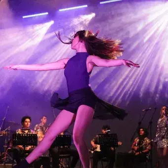 Estudiante bailando contemporáneo