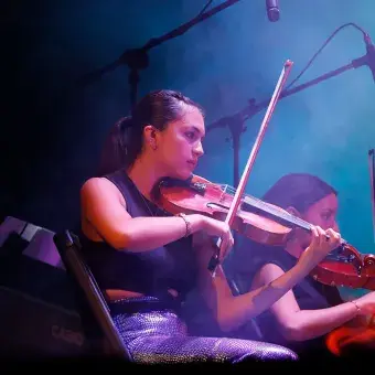 Estudiante tocando el violín