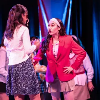 Estudiantes del Tec representan una escena de diálogo entre los personajes Gabriella y Taylor durante el musical High School Musical: On Stage.