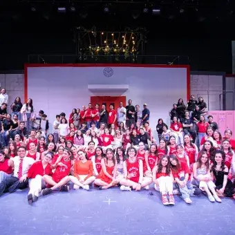 Fotografía grupal del elenco, staff técnico y equipo de producción del musical High School Musical: On Stage, tomada en el escenario tras la última función del campus Hidalgo.