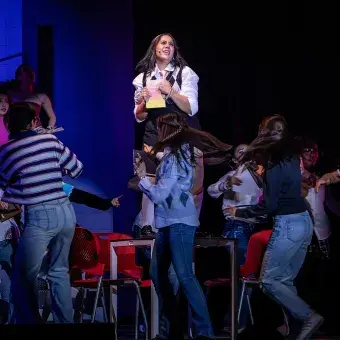 Estudiantes representan el número donde personajes como skatos y nerds descubren su interés por el teatro durante el musical High School Musical: On Stage, en una escena con movimiento y emociones intensas.