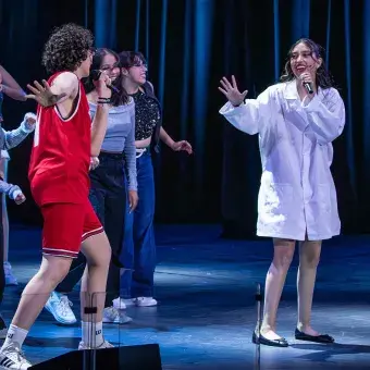 Troy y Gabriella interpretan un dueto durante una escena en el laboratorio escolar del musical High School Musical: On Stage, en el campus Hidalgo.