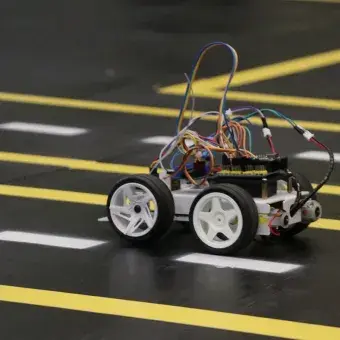 Vehículo avanzando en la pista de la competencia.