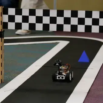 Vehículo compitiendo en pista.