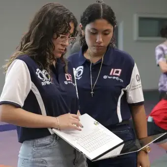 Estudiantes compartiendo ideas.