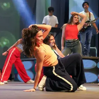 Bailarinas de danza urbana en escenario.