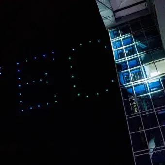 Show de drones mostrando la palabra Tec