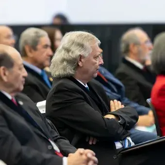 Profesores escuchando el discurso de las autoridades del Tec