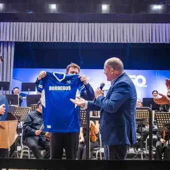 Rector, director general y empresario entregan jersey del equipo de Borregos como regalo a director de la Camerata de Coahuila en el concierto por el 50 aniversario del Tec de Monterrey campus Laguna