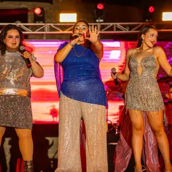 Tres cantantes sobre el escenario. 