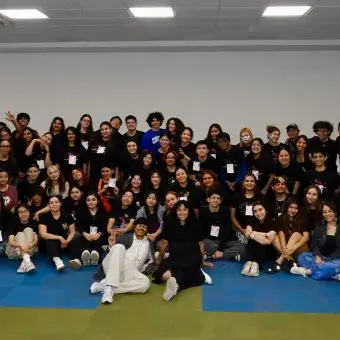 Grupo de participantes del Festival Máscara internacional posando juntos.