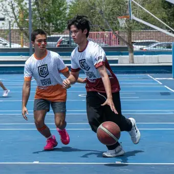 Alumno botando el balón de básquetbol