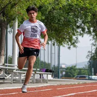 Alumno corriendo hacia la meta en atletismo