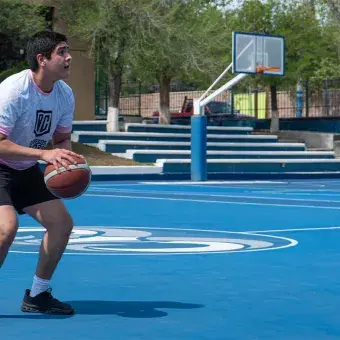 Alumno en básquetbol preparado para lanzar el balón