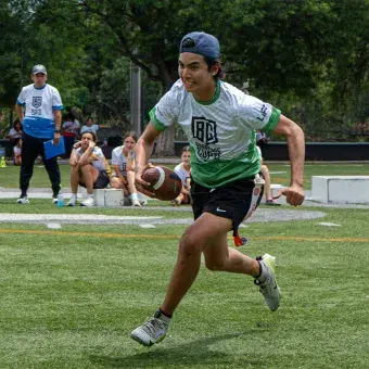 Alumno jugando tocho con esfuerzo