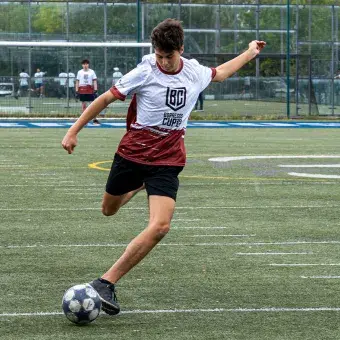 Alumno preparado para patear el balón